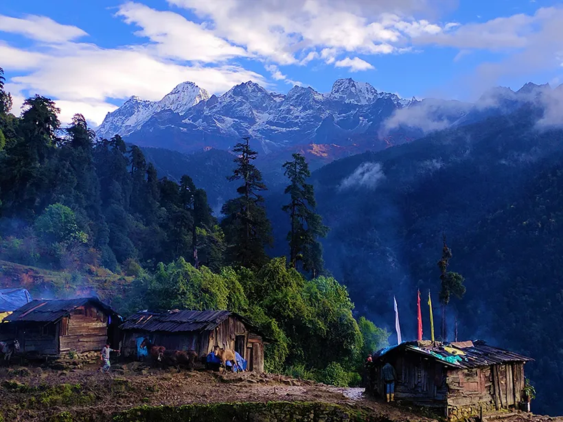 Escape to the Himalayas with our cozy mountain retreat – the perfect weekend getaway near me. Immerse yourself in the beauty of nature and unwind in this picturesque home away from home